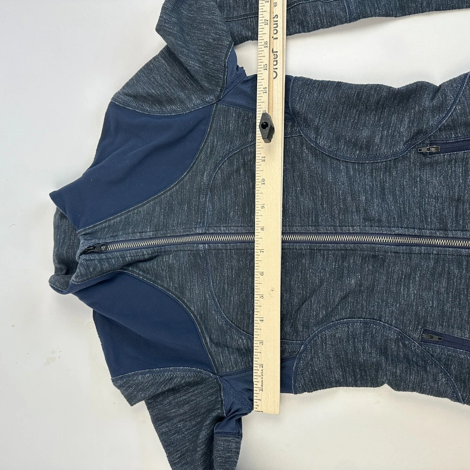 Chaqueta Lululemon Define con cremallera completa y cuello alto L/S talla 4 agujero para el pulgar look de denim azul Foto 4 de 4