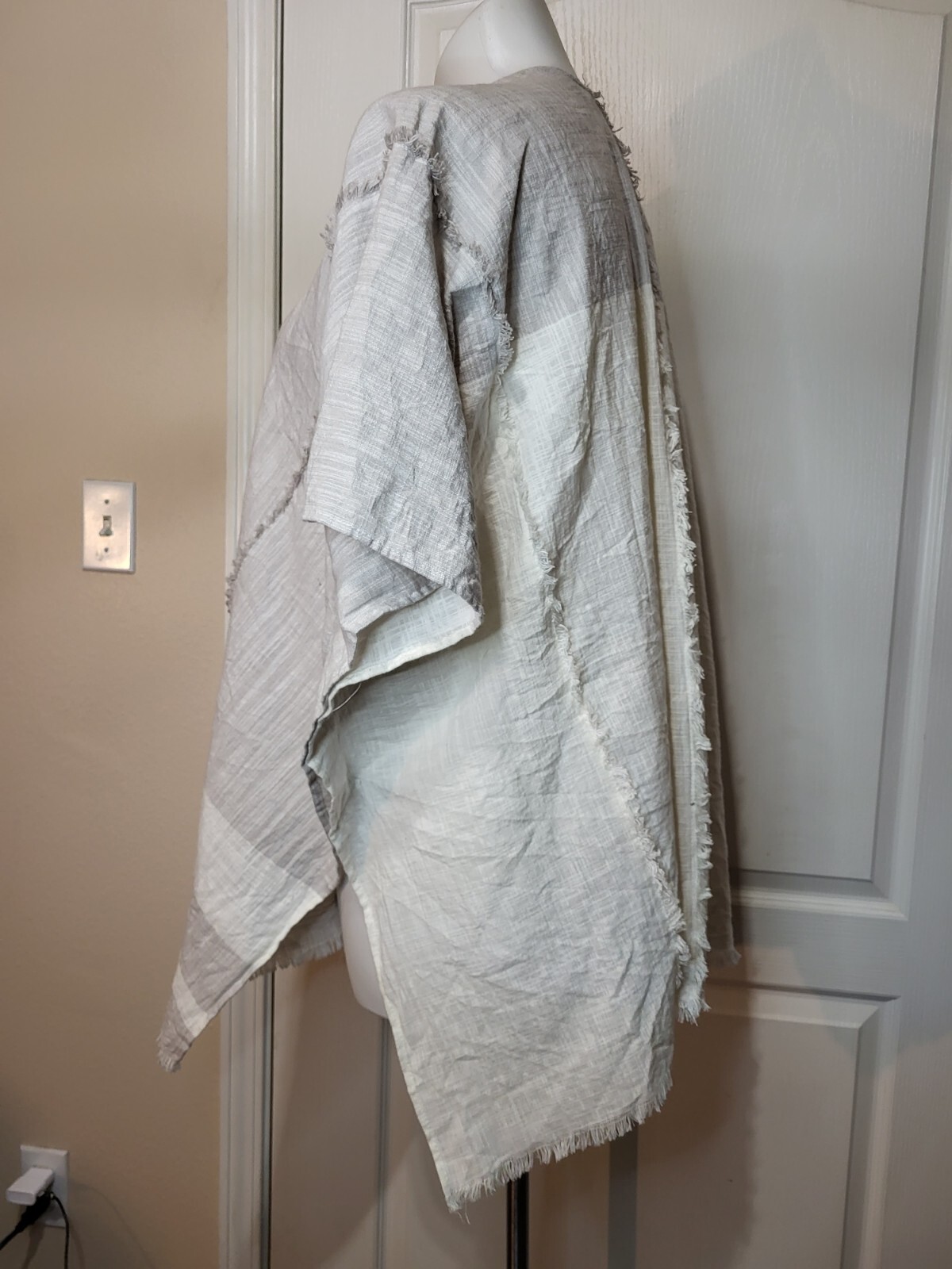 Universal thread Cream Kimono Size M - image 4