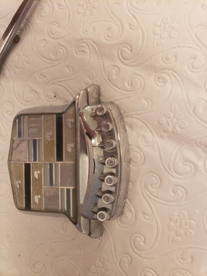 Cadillac Deville 1966 a 66 bloqueo de maletero cubierta de aleta emblema y emblema en V ornamento Foto 3 de 4