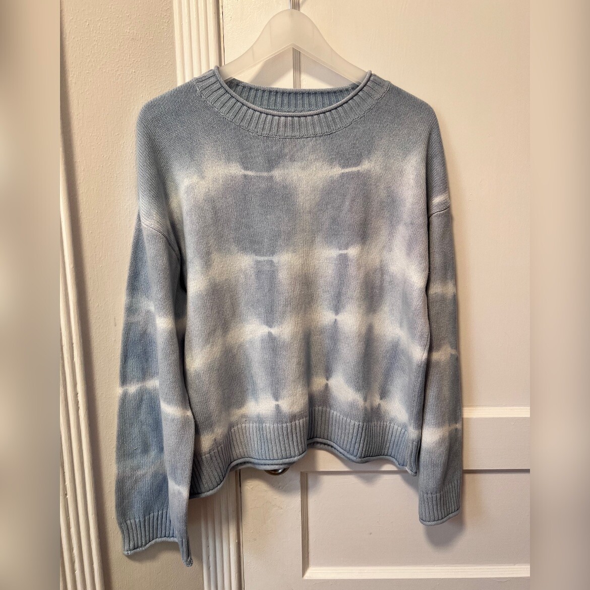 Elizabeth and James Blue White Tie Dye Sweater Size L