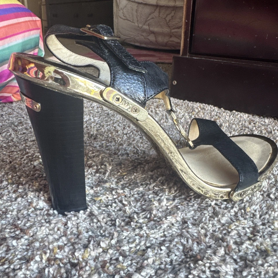 Logotipo feminino Michael Kors de couro com tiras salto alto preto e dourado 8,5 M - Imagem 4 de 4