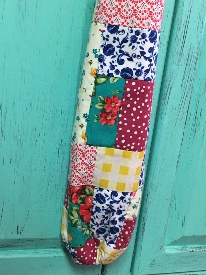 Soporte para bolsa de plástico de retazos de telas de mujer pionera hecho a mano Foto 4 de 4