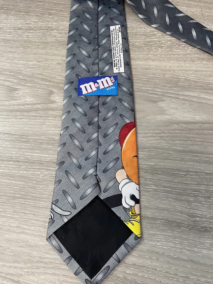 Corbata bombero marca M&M’s para hombre novedad  Foto 3 de 4