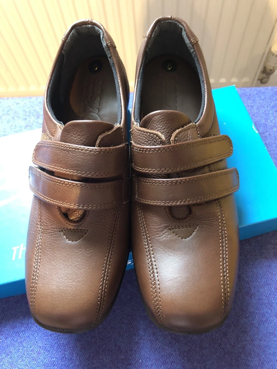 Size 5 shop wide shoes