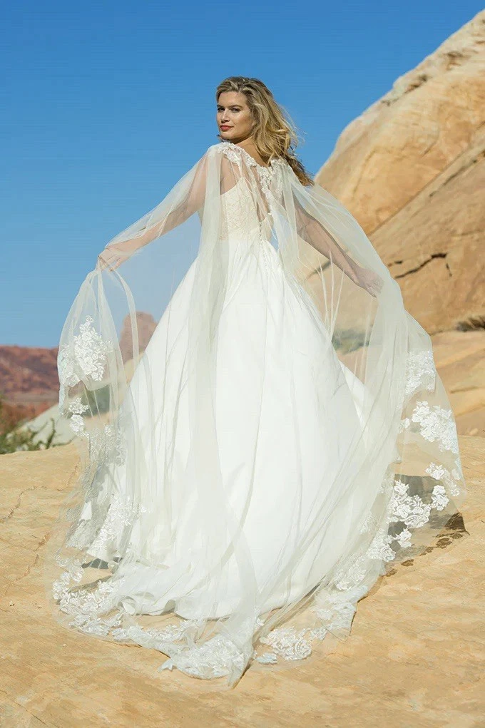 Floor Length Cloak Winter Wedding White Cape For Bride: Bridal Cloak With  Fur