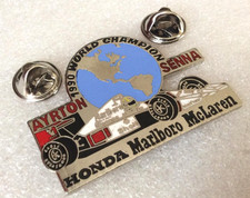 pin's F1  Ayrton Senna 1990  Honda McLaren (gros pin's double attaches ) argenté