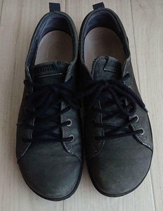 sneakers narrow width