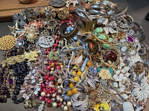 6.4  Lbs Vintage Costume Jewelry Mix All Wearable