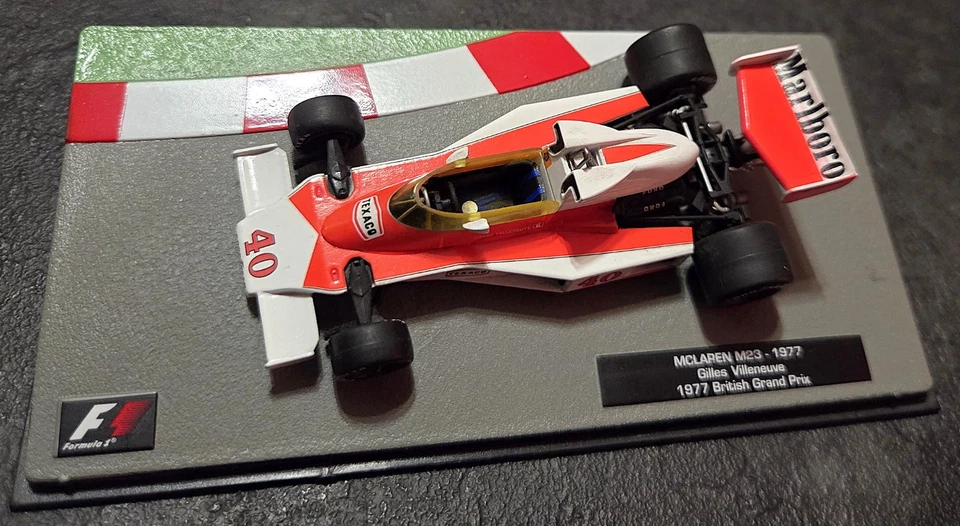 Modellino F1 1:43 Mclaren M23 - 1977 - Gilles Villeneuve - F1 Collection + Decal - Immagine 2 di 4