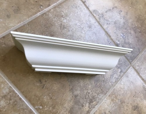 Estante de pared de madera moldeado corona pintada blanca de 12" x 4" x 2,75" con ranura para placa - Imagen 3 de 13