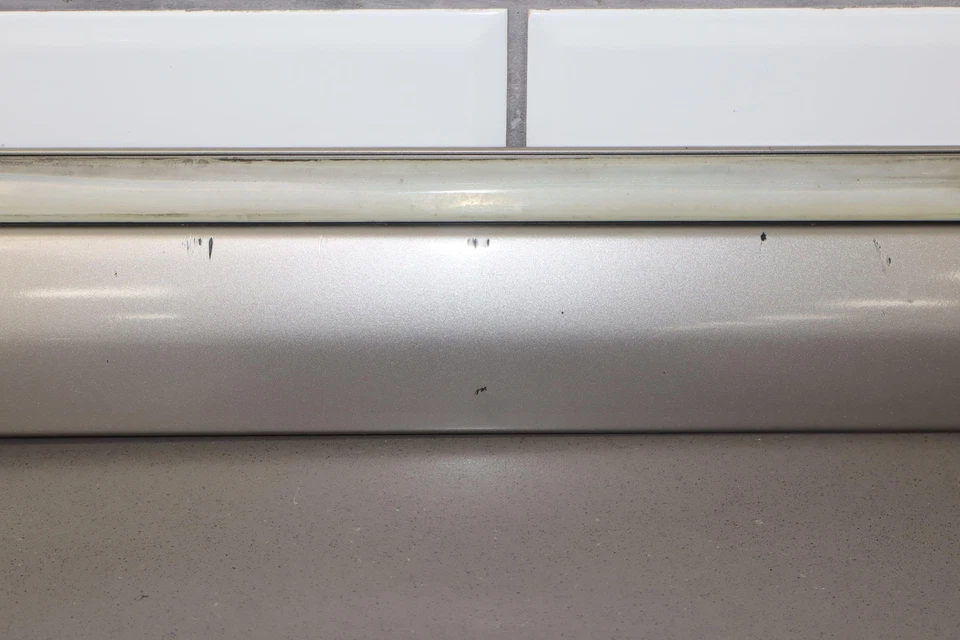 00-06 Chevy Suburban GMT800 Moldura puerta delantera izquierda (estaño metálico 11U) Foto 3 de 4