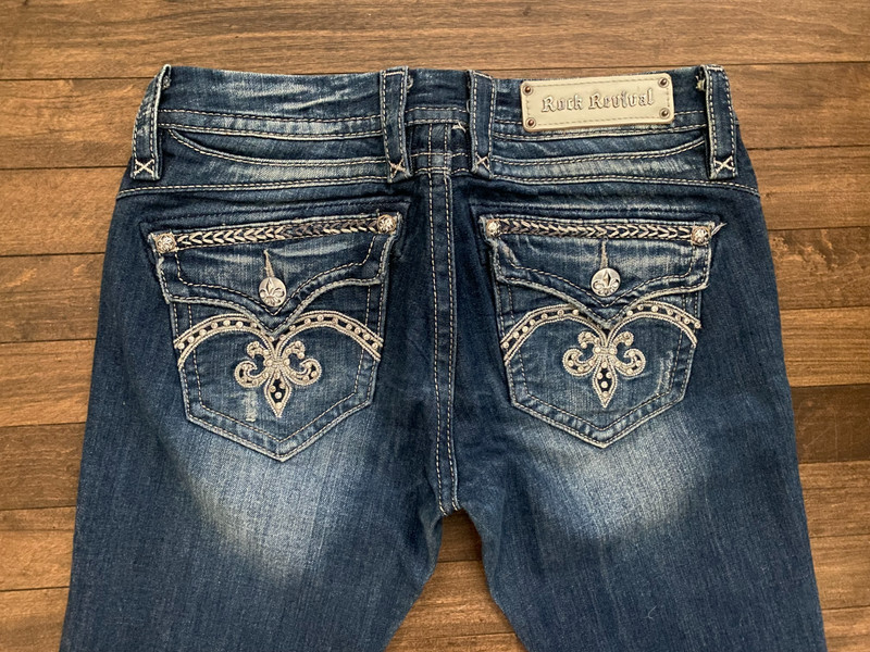 Women's "The Buckle" Rock Revival "SASHA" Rhinestone Flaps "FLARE" Jeans Size 28