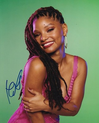 HALLE BAILEY signed Autogramm 20x25cm YOU ME TUSCANY in Person autograph COA