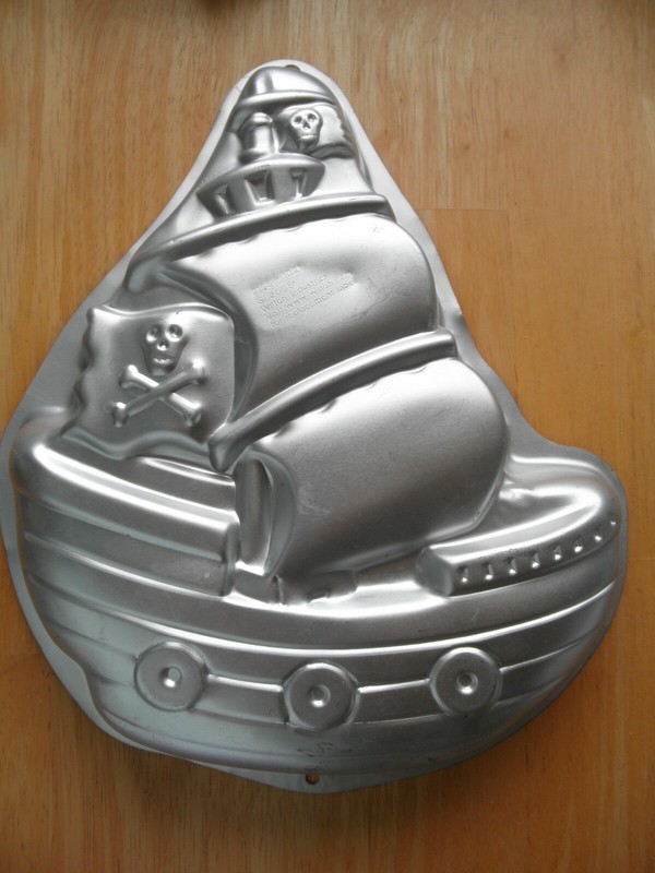 Wilton Cake Bake Oven Pan PIRATE SHIP Cross Bone Flag Birthday Party Jello Mold