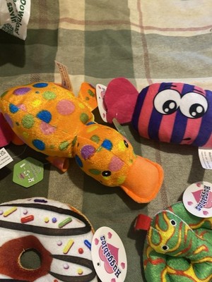 Konvolut 5 neue Stofftiere aus 100% recyceltem Kunststoff mit Etikett Huggables 62