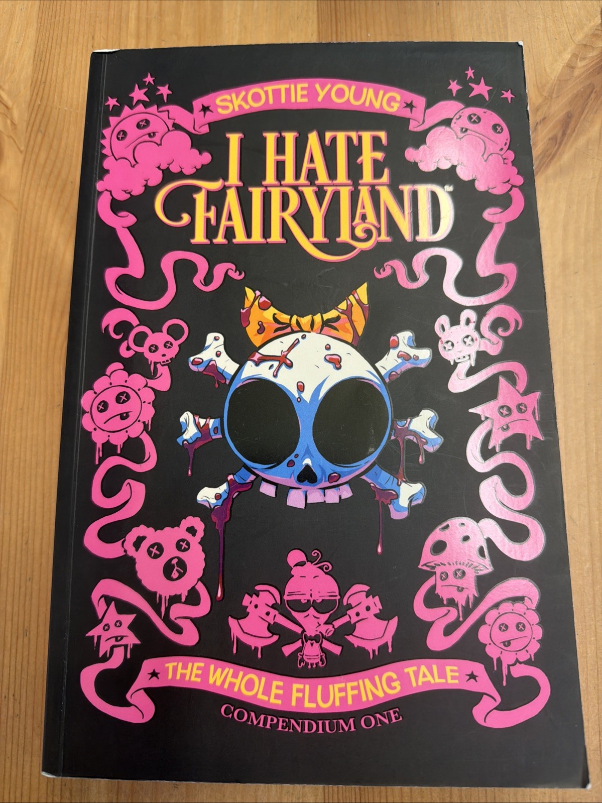 I Hate Fairyland Compendium One : The Whole Fluffing Tale by Skottie Young...