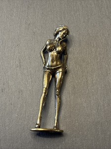 Stilvolle Frau aus Messing | Selbstbewusst in High Heels | Kunstvoll | Elegant