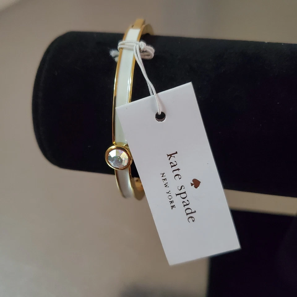 Pulsera Kate Spade New York nueva con etiquetas puño con bisagras para mujer tono blanco y dorado 6,5 pulgadas Foto 2 de 4