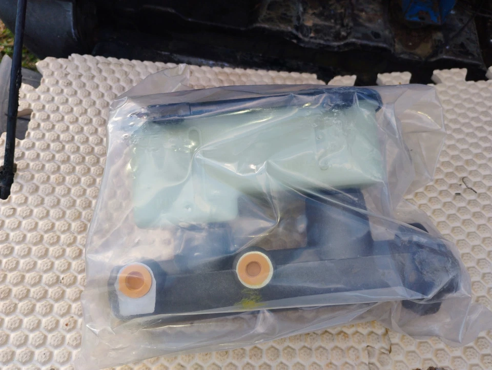 Cilindro maestro de freno para Chevrolet C3500 K3500 1994-2000 95-99 P30 GMC P3500 Foto 2 de 3