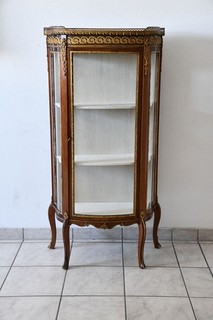 C54Y01 Glasvitrine im Napoleon III Stil 1.H.20.Jh Holz furniert Messing Marmor
