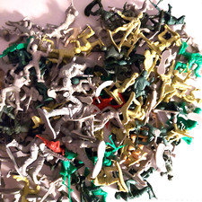 Lot Of 100 Plastic Toy Army Men  Accessories