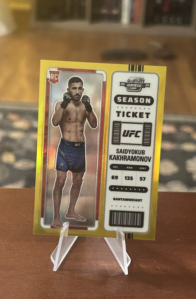 Boleto de temporada 2023 Contenders Optic Saidyokub Kakhramonov UFC RC GOLD PRIZM #/10 Foto 4 de 4