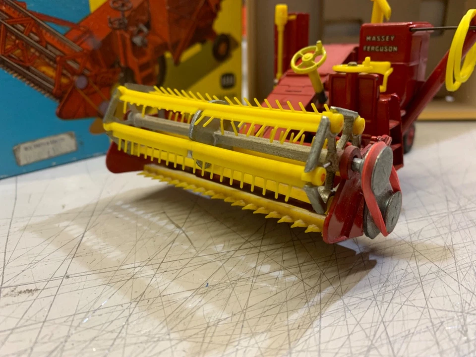 CORGI.1111.FARM.MASSEY FERGUSON 780 COMBINE HARVESTER. SPARE BELTS.ALL WORKING. - Image 2 of 4