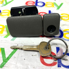 1999 - 2004 Chevrolet Tracker Suzuki Vitara Glove Box Latch W Key 7136 1999 - 2004 Chevrolet Tracker Suzuki Vitara Glove Box Latch W Key 7136