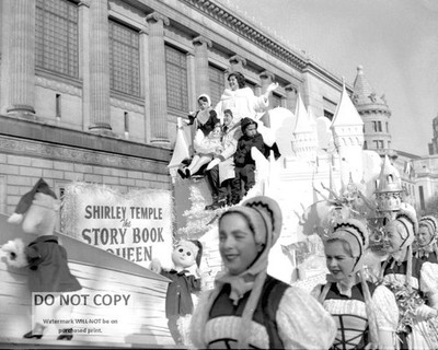 SHIRLEY TEMPLE ON FLOAT IN MACY'S THANKSGIVING DAY PARADE - 8X10 PHOTO (OP-117)