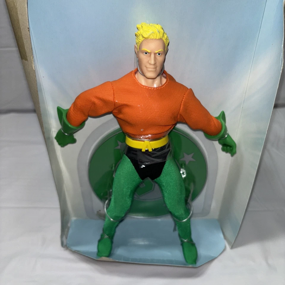 Figura Aquaman de superhéroes de colección de la Edad de Plata de DC Comics Collectibles Foto 2 de 4