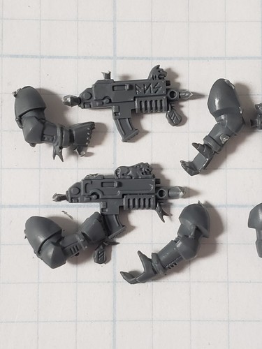 40k Space Wolves Bits Wolf Pack Grey Hunter Rune Engraved Bolters x4 W/Arms - Picture 2 of 4