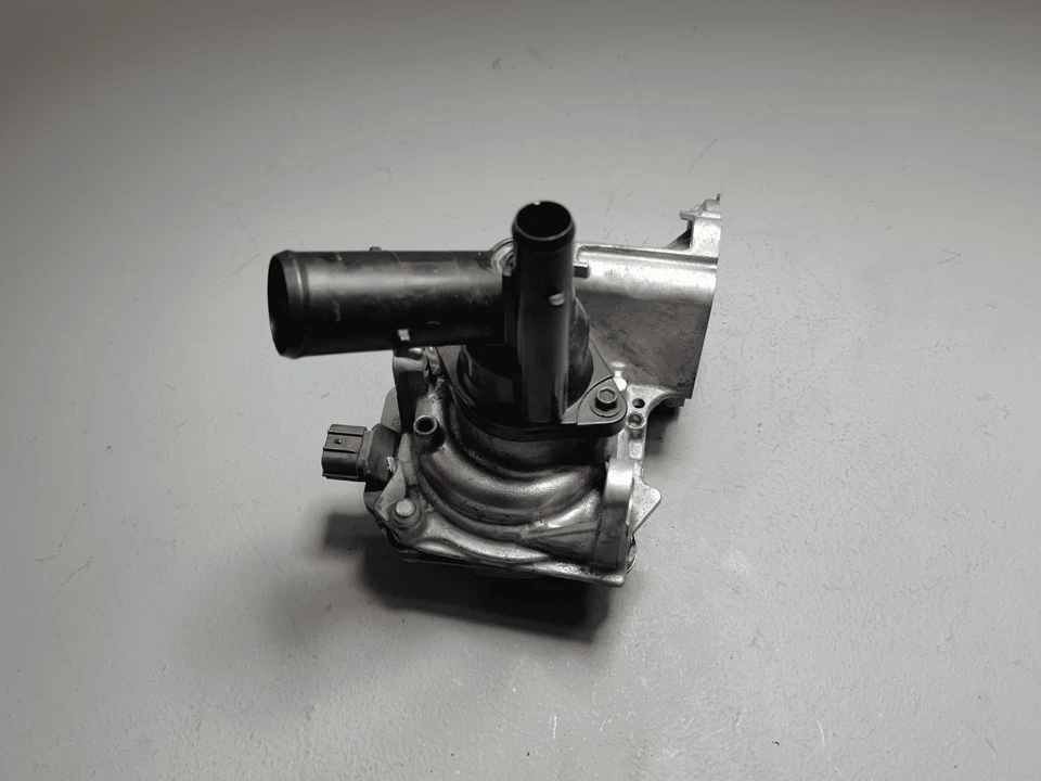 Conjunto de carcasa de bomba de agua refrigerante motor Toyota Venza 2021-2024 OEM Foto 4 de 4