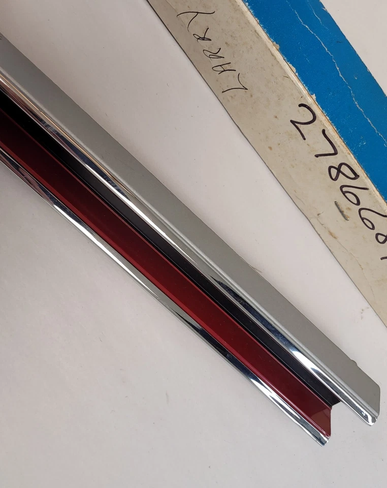 1968 年克莱斯勒 300 隐藏车头灯左/右镀铬门装饰条 2786684 NOS。 — 第 3/4 张图片