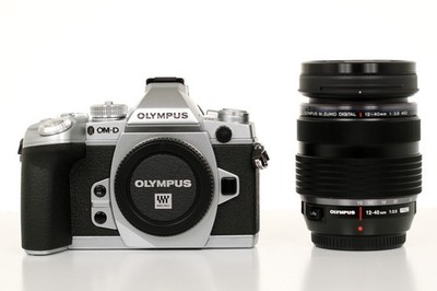 Olympus E-M1 silber + M.Zuiko 12-40mm f/2.8 Pro I Systemkamera mit Objektiv NEU