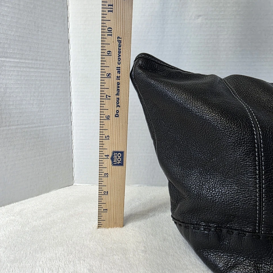 Bolso de mano de cuero granulado negro The SAK Foto 3 de 4