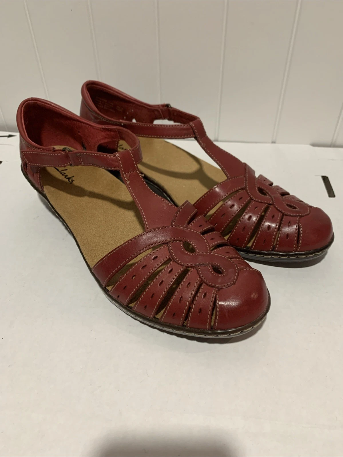 Sandali Clarks taglia 11M in pelle con cinturino a T Wendy Tiger punta chiusa 2" rossi