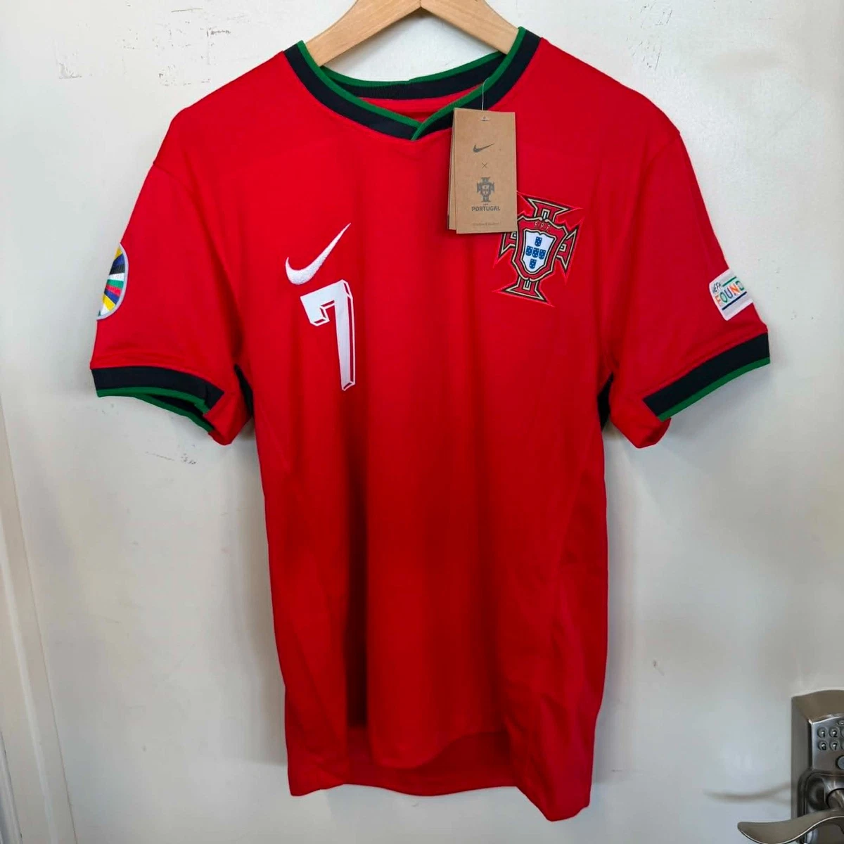 Preços baixos em Nike Cristiano Ronaldo National Team Camisas de