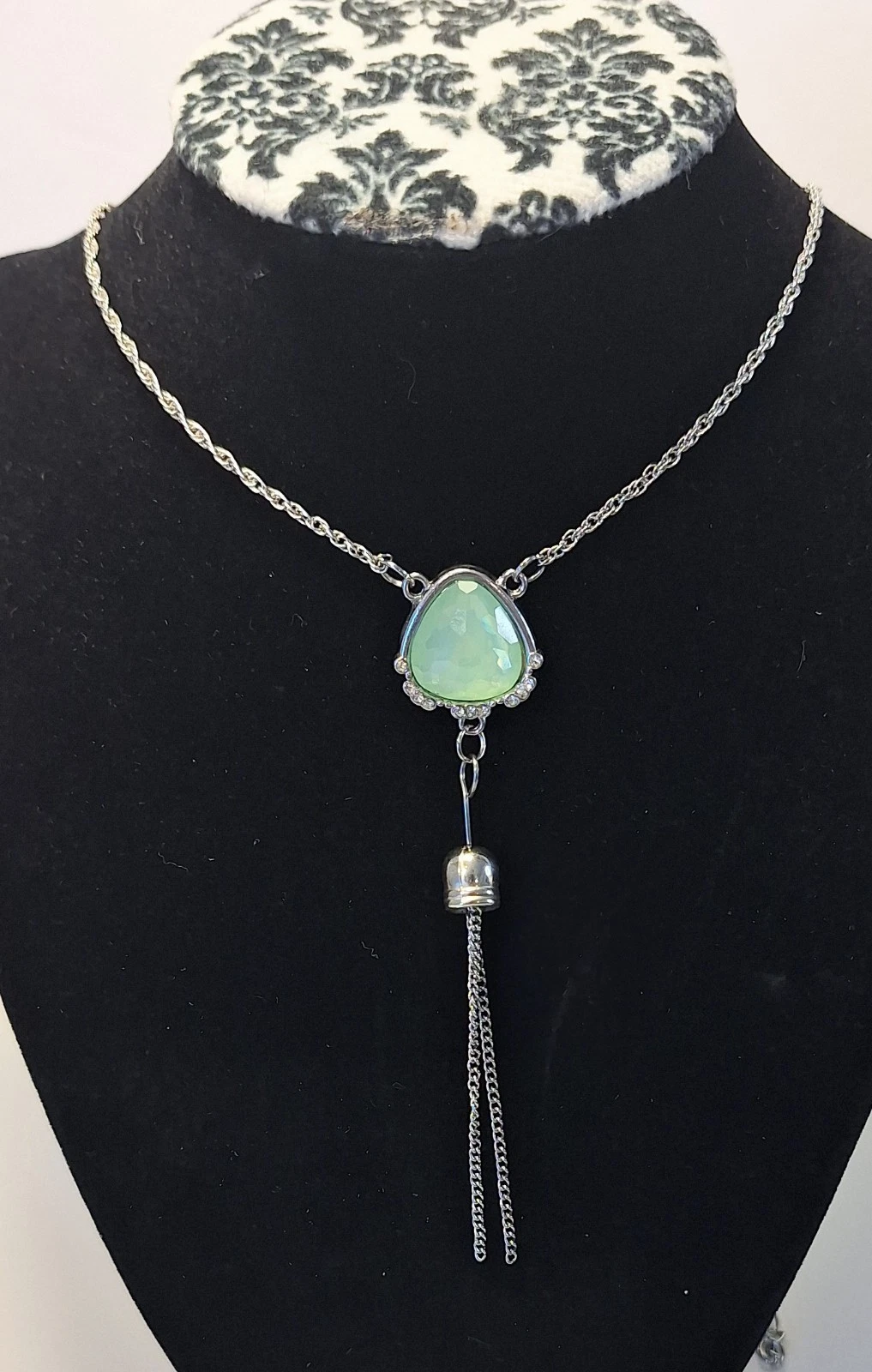 VETEMENTS Collana con ciondolo goccia Y tono argento pietra verde elegante 19"