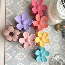 7-Pack Flower Hair Claw Clips, Multicolor Plastic Clamps 