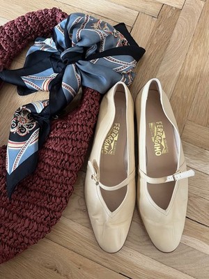 Salvatore FERRAGAMO light beige PATENT LEATHER AUDREY MARY JANE FLATS S. 9B