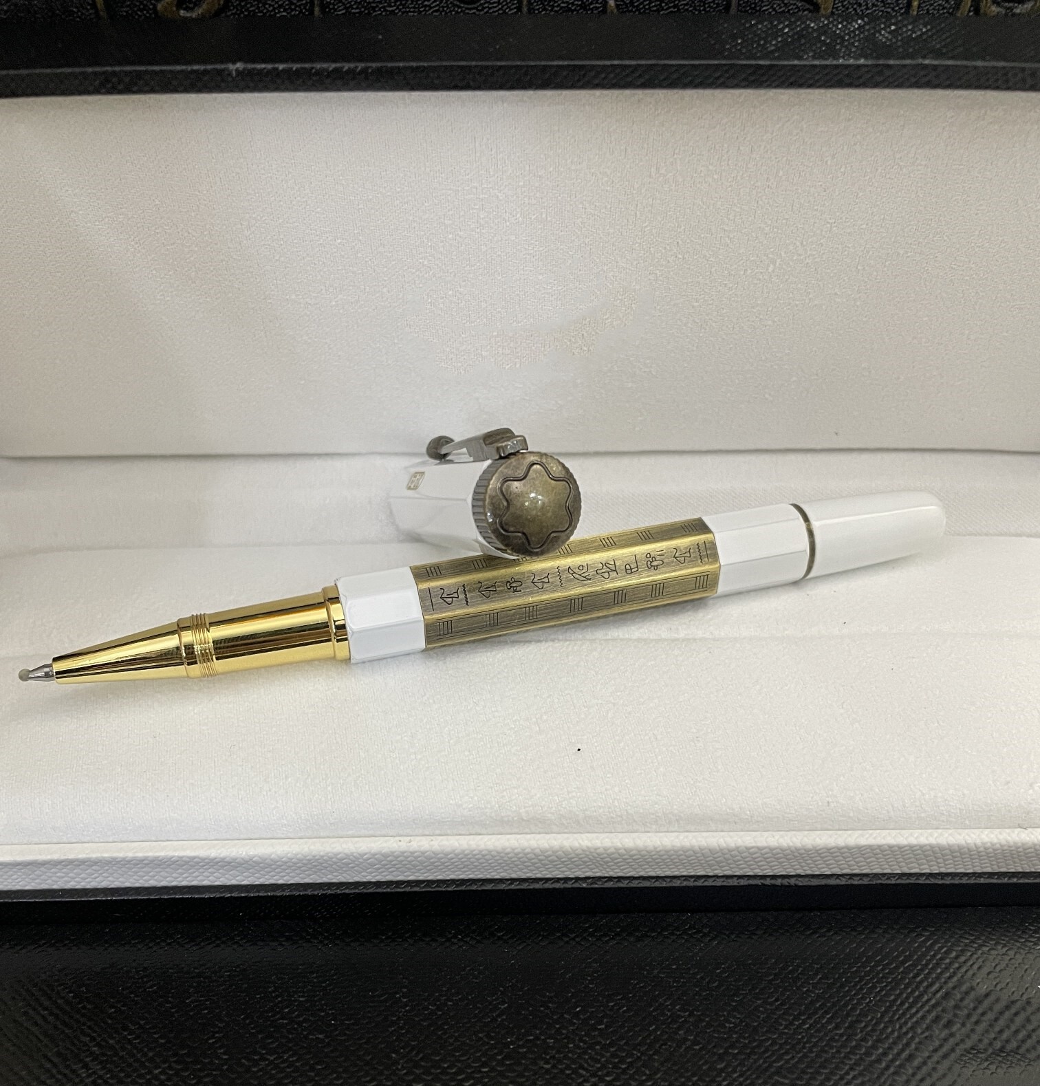 Deluxe Egypt-Two-Tones Series White - Gold Color 0.7mm Rollerball Pen No Box