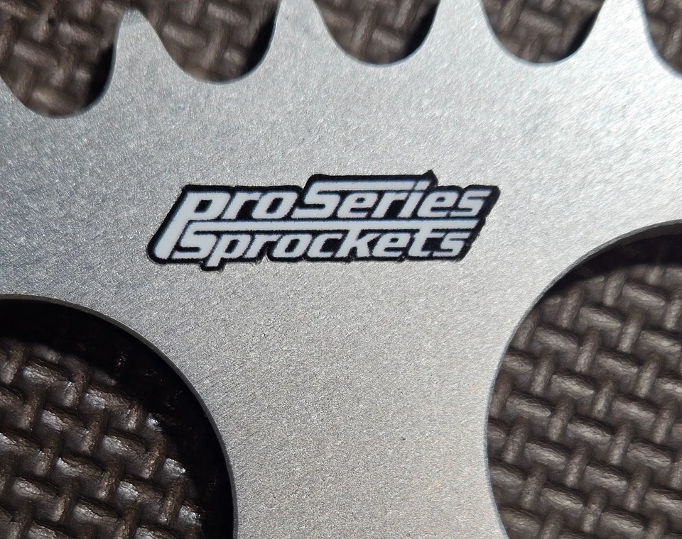 Roda dentada traseira Yamaha – Passo 525 – 6 parafusos – Compatível com FZ8 / FZ09 / MT07 / FZ1 / FZ6 - Imagem 2 de 4