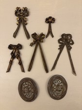 7 Fregi In Legno A Forma Di Fiocco E Due Placche In Metallo Lavorate