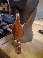 Vertical shoulder holster for Glock 19/23/32  with two mags