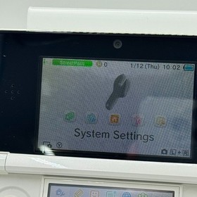 Nintendo 3DS region free Ice White console / Charger / SD card
