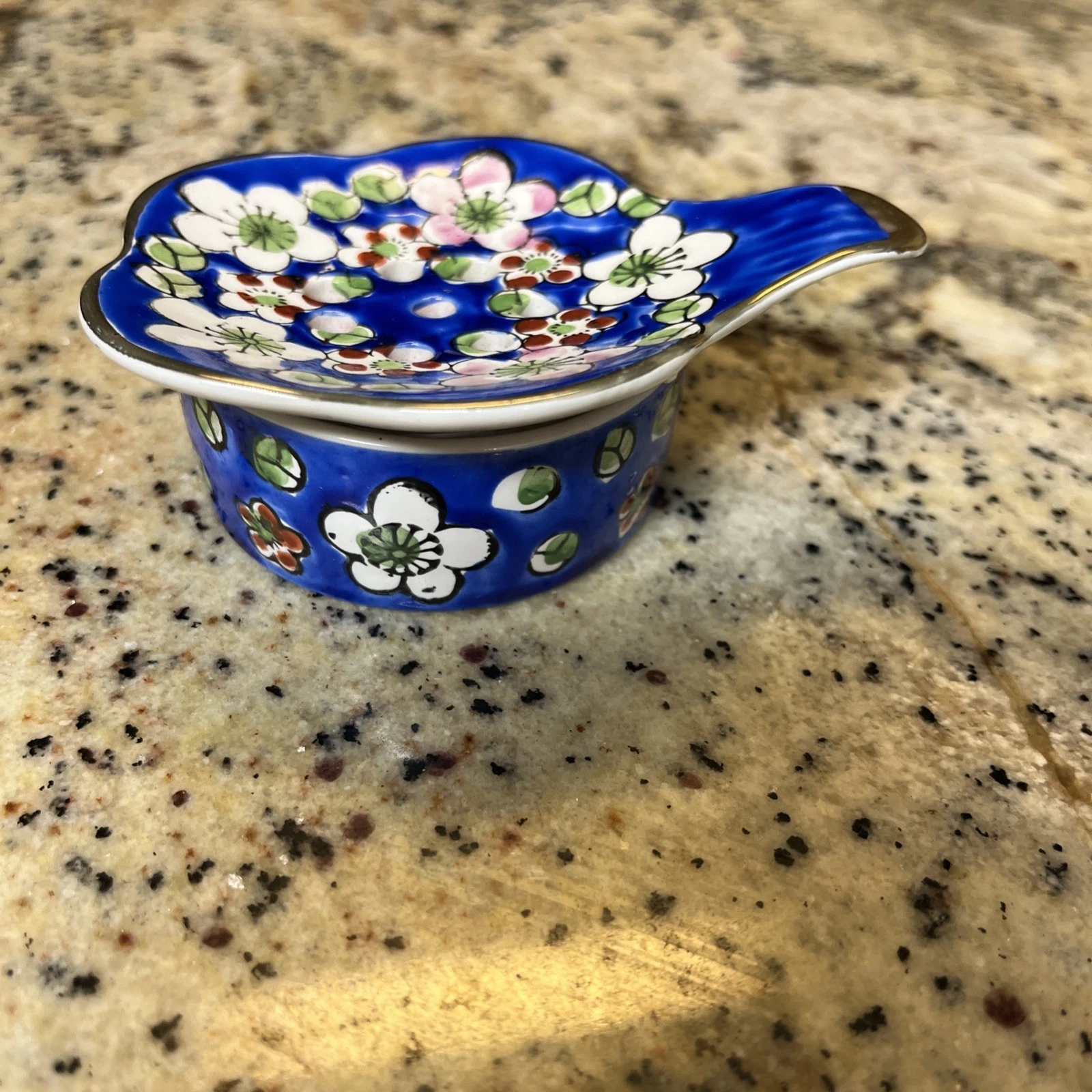VTG JAPANESE 2 PC BLUE FLORAL PORCELAIN TEA STRAINER & HOLDER SET NEW NO BOX