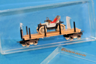 Feldbahn EGGER BAHN H0e - Rungenwagen mit Oldtimer Le Zebre beladen! NEU in BOX!