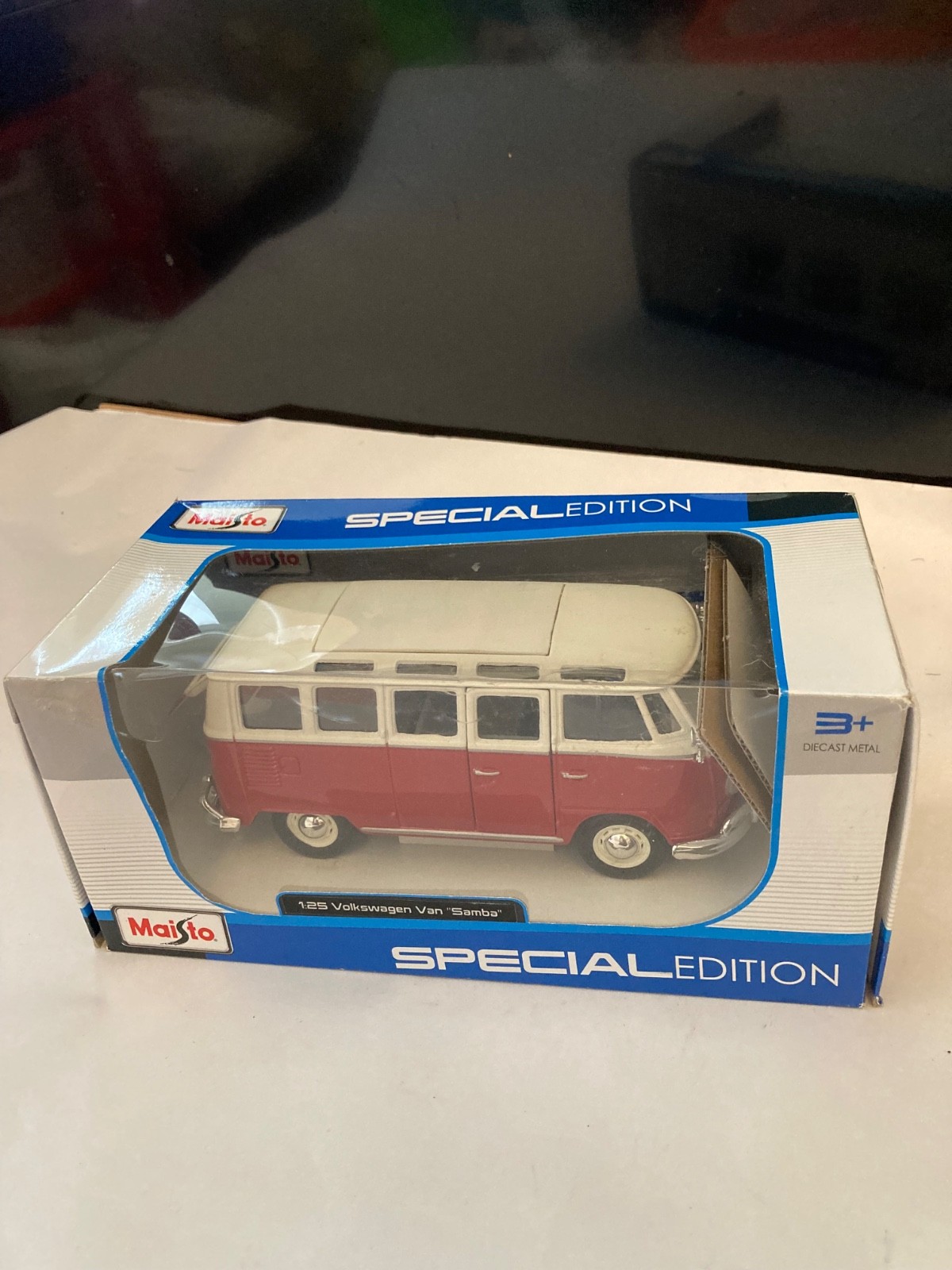 Maisto Special Editn 1:25 Volkswagen Camper Van SAMBA Red/Cream Model NEW OTHER
