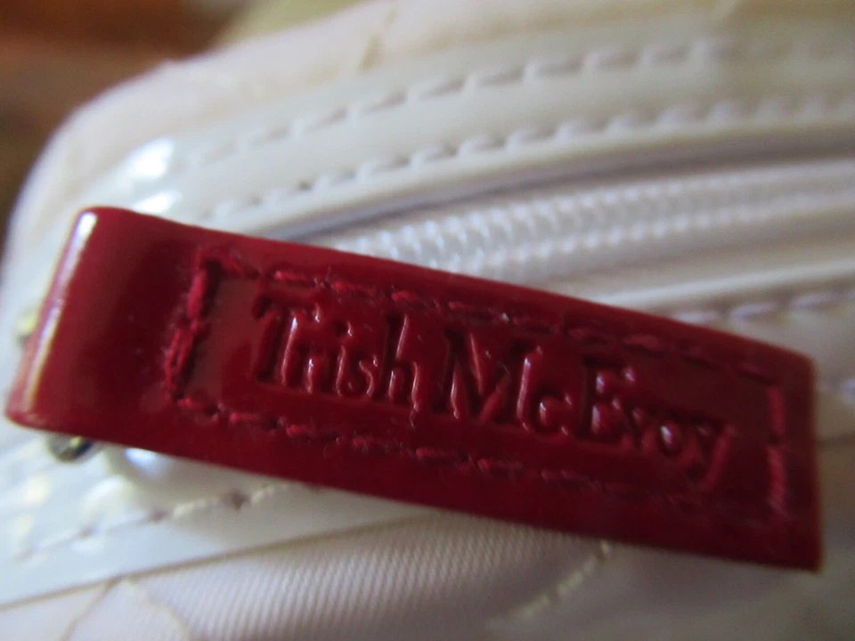 Bolsa cosmética pequena Trish McEvoy branca acolchoada com zíper nova sem etiquetas - Imagem 3 de 4