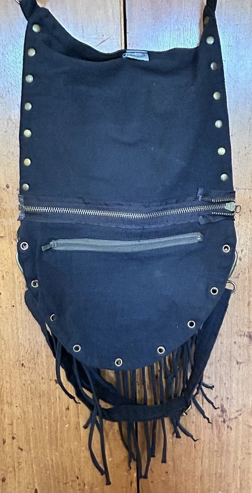 Lona negra con tachuelas en tono bronce bolsa flecos anillos Steampunk emo metal pesado Foto 4 de 4